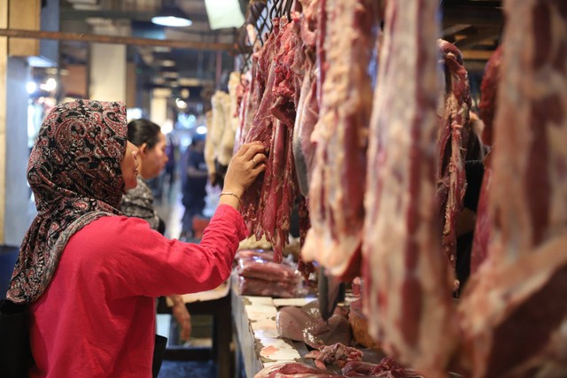 Calon pembeli melihat daging sapi di Pasar Senen, Jakarta, Senin (11/3/2024). Foto: Iqbal Firdaus/kumparan