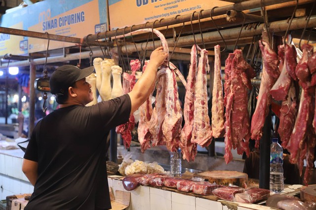 Pedagang menata daging sapi di Pasar Senen, Jakarta, Senin (11/3/2024). Foto: Iqbal Firdaus/kumparan