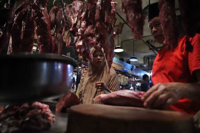 Pedagang daging sapi melayani pembeli di Pasar Senen, Jakarta, Senin (11/3/2024). Foto: Iqbal Firdaus/kumparan
