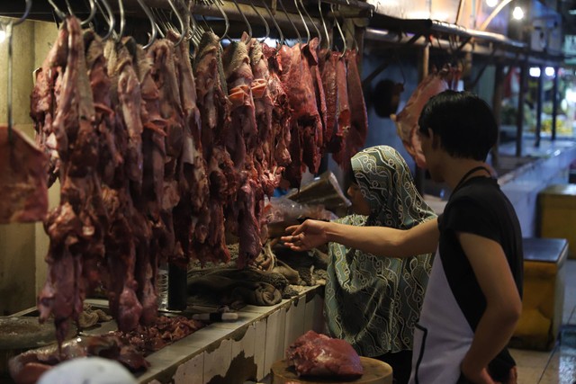 Pedagang daging sapi melayani pembeli di Pasar Senen, Jakarta, Senin (11/3/2024). Foto: Iqbal Firdaus/kumparan