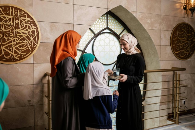 Ilustrasi Contoh Surat Undangan Buka Puasa Bersama di Masjid. Sumber: Pexels/Alena Darmel