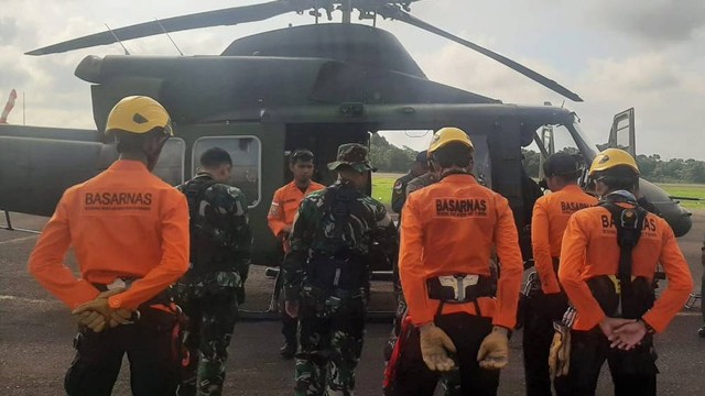 Tim Basarnas mengevakuasi korban pesawat Smart Air yang jatuh. Foto: Basarnas