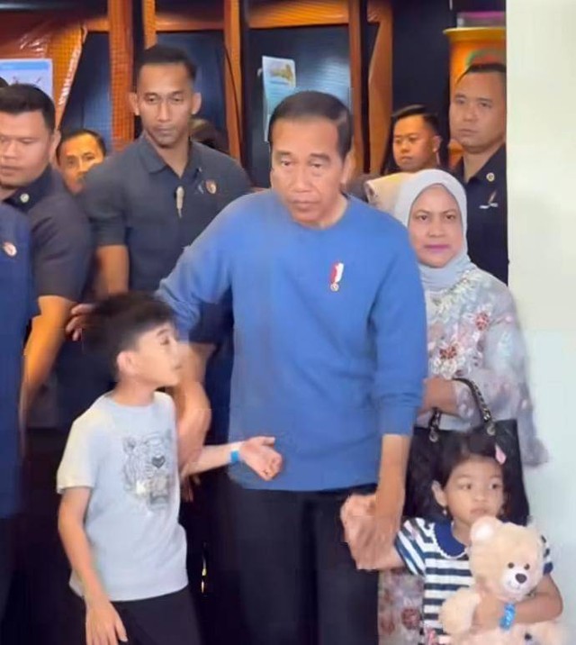 Presiden Joko Widodo dan Ibu Iriana Joko Wododo mengajak kedua cucunya ke Mal di Solo, Senin (11/3/2024). Foto: kumparan