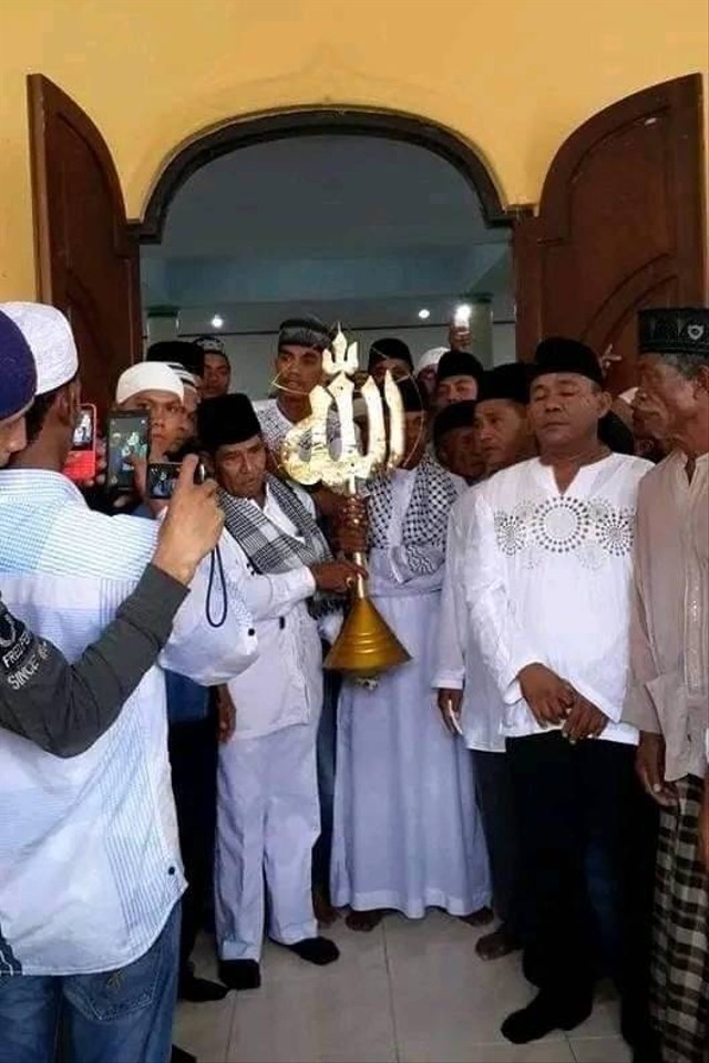 Emas di atas kubah masjid Al Huda di Desa Kayeli. Foto: Polres Buru