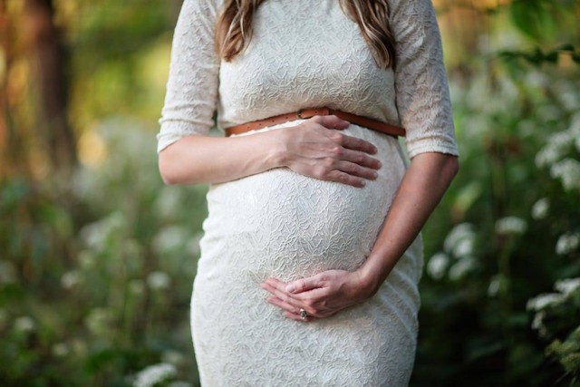 Hukum puasa bagi ibu hamil. Foto hanya ilustrasi, bukan yang sebenarnya. Sumber: Pexels/Leah Newhouse