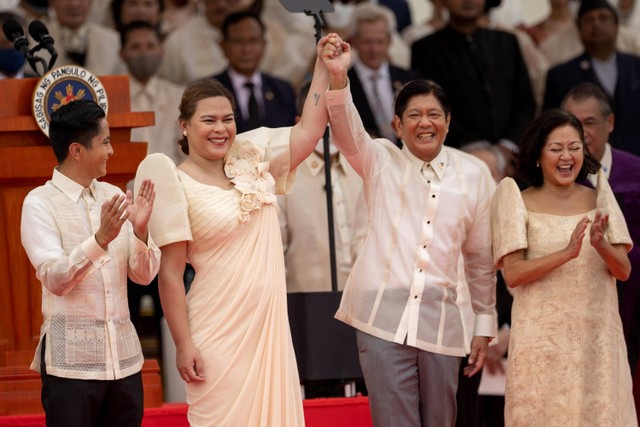 Presiden baru terpilih Ferdinand "Bongbong" Marcos Jr (kedua kanan) dan Wakil Presiden yang baru terpilih Sara Duterte berfoto usai upacara pelantikan di Museum Nasional di Manila, Filipina, 30 Juni 2022. Foto: Eloisa Lopez/REUTERS