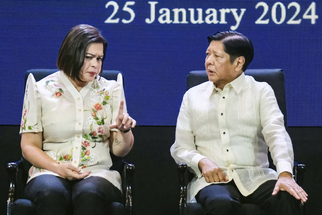 Presiden Filipina Ferdinand "Bongbong" Marcos Jr (kanan)  berbincang dengan Wakil Presiden Sara Duterte saat menghadiri acara terkait pendidikan di Manila, Filipina, pada 25 Januari 2024. Foto: Kyodo/via REUTERS