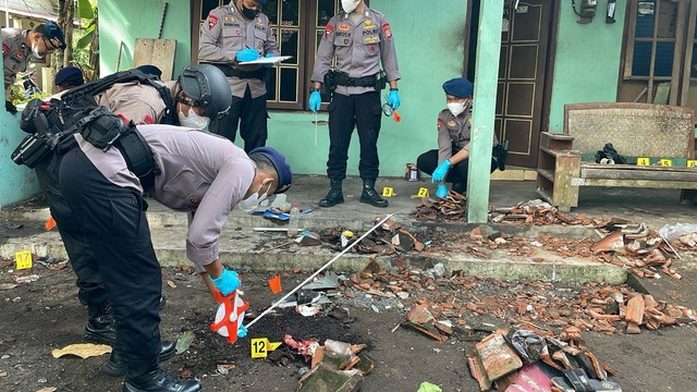 Tim Jibom Gegana Satbrimob Polda DIY turun ke lokasi ledakan mercon di Padukuhan Gedongsari, Wijirejo, Kapanewon Pandak, Kabupeten Bantul, Senin (11/3/2024). Foto: Polres Bantul