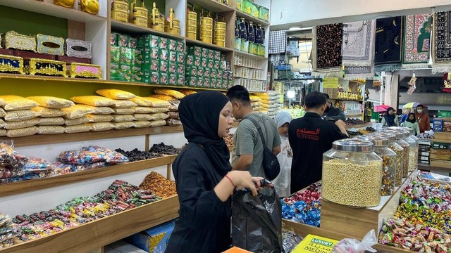 Penjual kurma di Blok B Tanah Abang, Jakarta Pusat, Senin (11/3/2024). Foto: Haya Syahira/kumparan