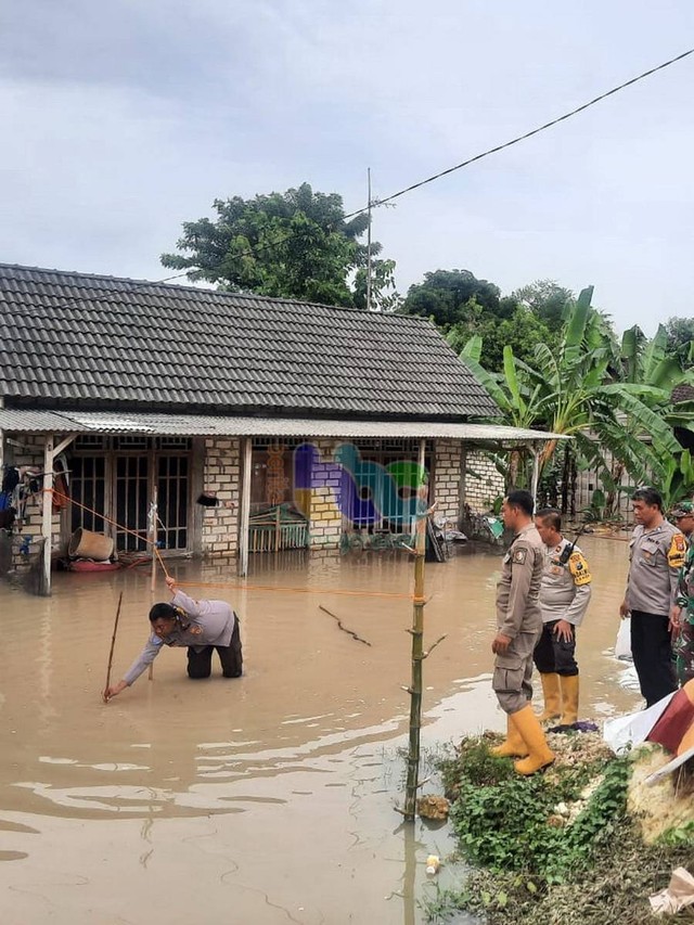 Petugas saat lakukan olah tempat kejadian perkara (TKP) korban tenggelam di Desa Gedongarum, Kecamatan Kanor, Kabupaten Bojonegoro, Jawa Timur. Senin (11/03/2024) (Aset: Istimewa)