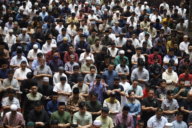 Suasana saat hari pertama pelaksanaan Salat Tarawih di Masjid Istiqlal, Jakarta pada Senin (11/3/2024). Foto: Iqbal Firdaus/kumparan