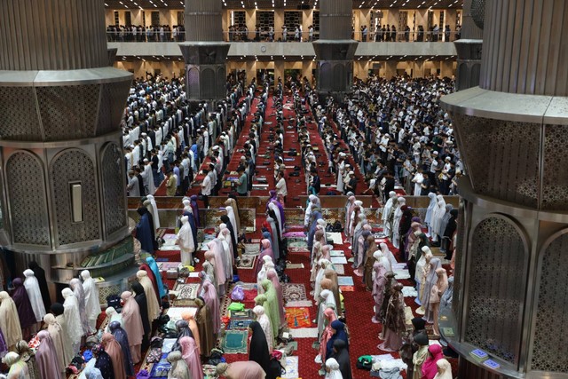 Suasana saat hari pertama pelaksanaan Salat Tarawih di Masjid Istiqlal, Jakarta pada Senin (11/3/2024). Foto: Iqbal Firdaus/kumparan