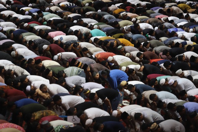 Suasana saat hari pertama pelaksanaan Salat Tarawih di Masjid Istiqlal, Jakarta pada Senin (11/3/2024). Foto: Iqbal Firdaus/kumparan