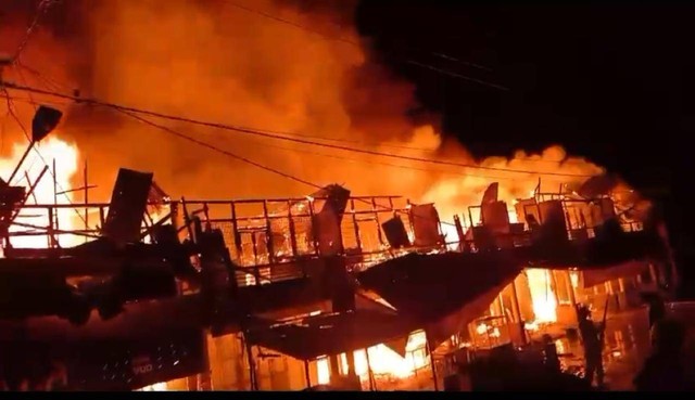 Deretan ruko di Pasar Sungai Kunyit, Mempawah terbakar. Belum diketahui penyebab kebakaran. Foto: Muhammad Zain/Hi!Pontianak 