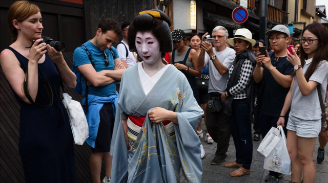 Pihak berwenang setempat mengeluh bahwa gerombolan wisatawan kadang-kadang "bertingkah seperti paparazzi" ketika geisha muncul dari jalan-jalan sempit.
