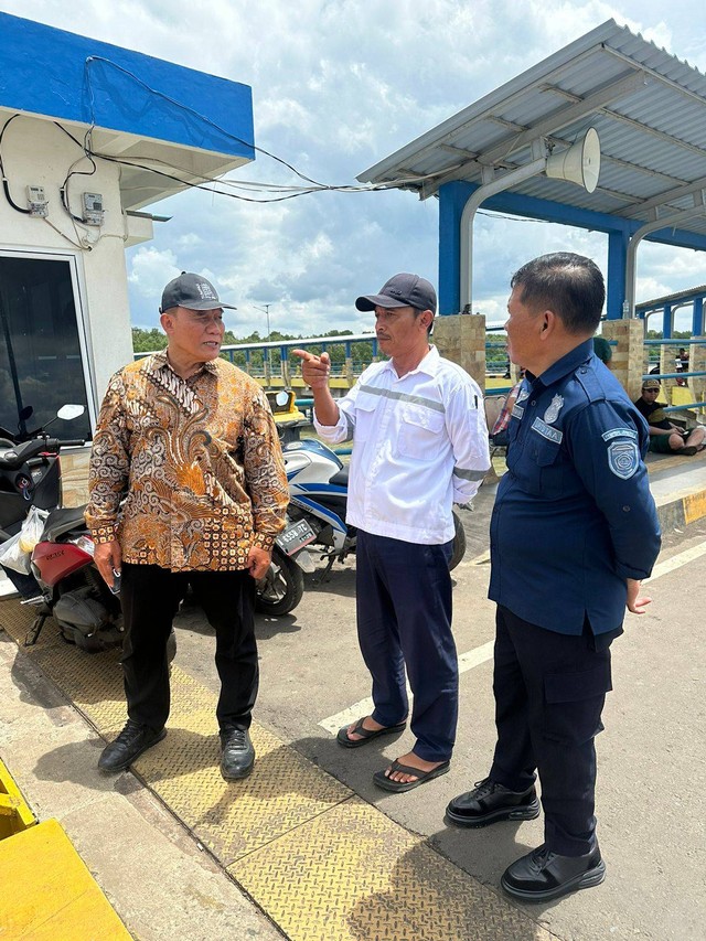 Bambang Haryo Soekartono saat meninjau kondisi pendangkalan di Pelabuhan Tanjung Api-Api, Banyuasin, Sumsel. (ist)