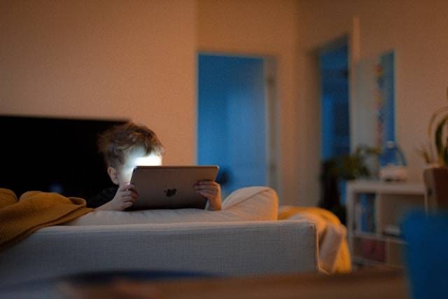 Ilustrasi efek anak kecanduan gadget. Foto: Nils Huenerfuerst/Unsplash