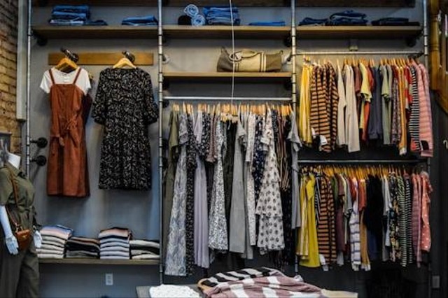 Ilustrasi Tempat Belanja Baju Lebaran di Bandung. Foto: Unsplash/Burgess Milner