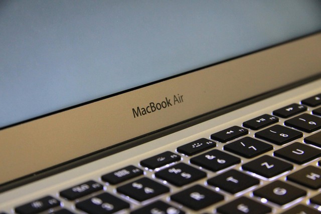 Charger MacBook Air berapa watt? Dikutip dari laman Support Apple, charger MacBook Air mempunyai besaran watt yang berbeda-beda. Foto: Pexels.com