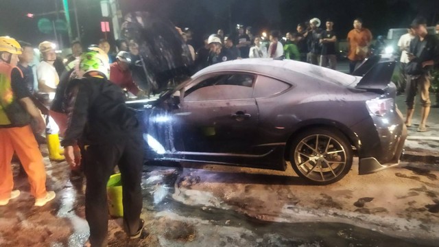 Diduga disebabkan korsleting Mobil Toyota FT 86 terbakar di Sleman, Senin (11/3) malam. Foto: Dok. Satlantas Polresta Sleman