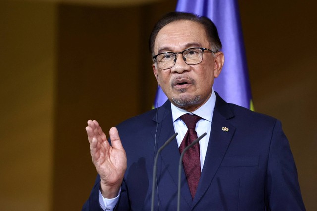 Perdana Menteri Malaysia Anwar Ibrahim mengadakan konferensi pers saat bertemu Kanselir Jerman Olaf Scholz di Berlin, Jerman, Senin (11/3/2024). Foto: Liesa Johannssen/REUTERS