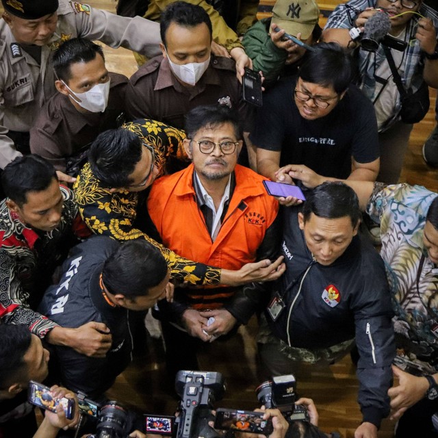 Mantan Menteri Pertanian Syahrul Yasin Limpo mengenakan rompi tahanan KPK usai konferensi pers penahanan dirinya di Gedung Merah Putih KPK, Jakarta, Jumat (13/10/2023). Foto: Jamal Ramadhan/kumparan