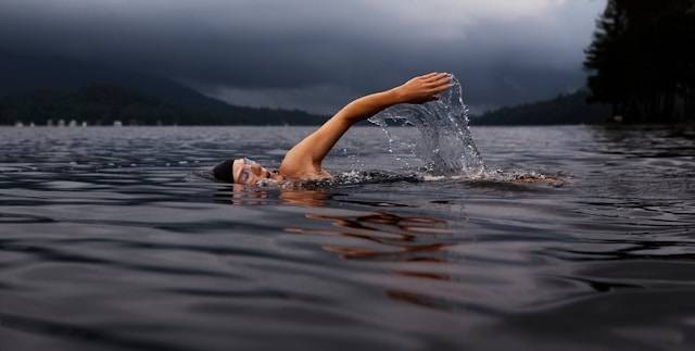 Renang di Hotel Bandung. Foto hanya ilustrasi. Sumber foto: Unsplash/Todd