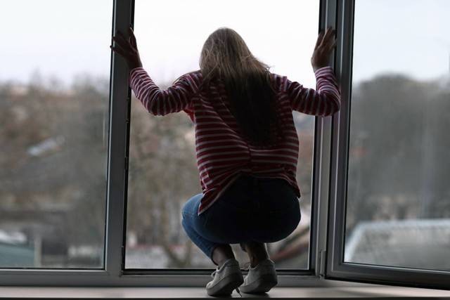 Ilustrasi perempuan coba bunuh diri. Foto: Pixel-Shot/Shutterstock