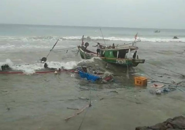 Gelombang tinggi di perairan Lampung mengakibatkan tiga kapal nelayan rusak, Selasa (12/3). | Foto: Ist