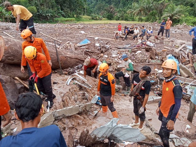 Disaster Management Center (DMC) Dompet Dhuafa, Dompet Dhuafa Singgalang serta Dompet Dhuafa Volunteer (DDV) Sumbar turut membantu pencarian warga terdampak yang hilang akibat bencana banjir dan tanah longsor yang terjadi di Kabupaten Pesisir Selatan, Sumatera Barat, Minggu (10/3/2024) sore.