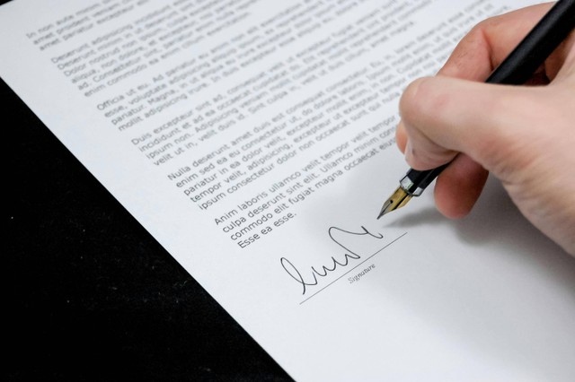 Ilustrasi Contoh Surat Persetujuan Orang Tua. Sumber: Pexels/Pixabay