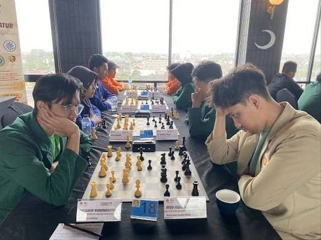 Pertandingan turnamen catur antar-UKM yang diselenggarakan Guedi Sports Organizer. Foto: Diah/istimewa