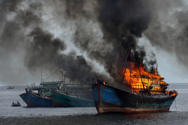 Barang bukti 8 kapal Ikan Asing (KIA) pelaku illegal fishing ditenggelamkam dengan cara dibakar di Pulau Datu, Pontianak, Kalimantan Barat, Sabtu (1/4/2017). Foto: Aditia Noviansyah/kumparan