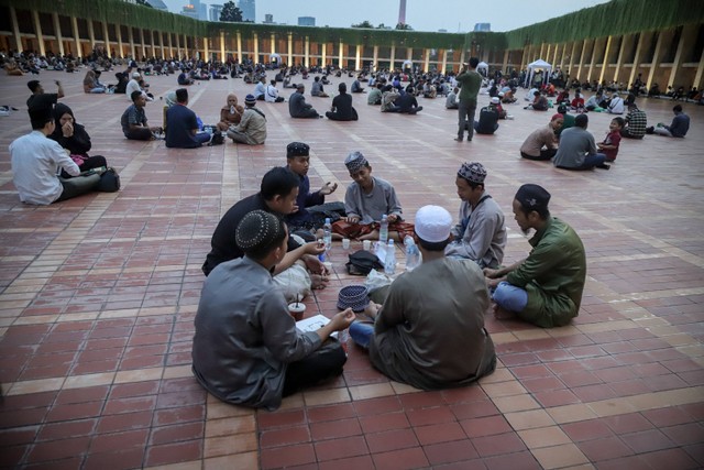 Warga menyantap menu buka puasa bersama di Masjid Istiqlal, Jakarta, Selasa (12/3/2024). Foto: Jamal Ramadhan/kumparan