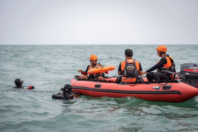 Tim Basarnas mencari korban kapal terbalik di Perairan Kepulauan Seribu, Jakarta, Selasa (12/3/2024). Foto: Bayu Pratama S/ANTARA FOTO