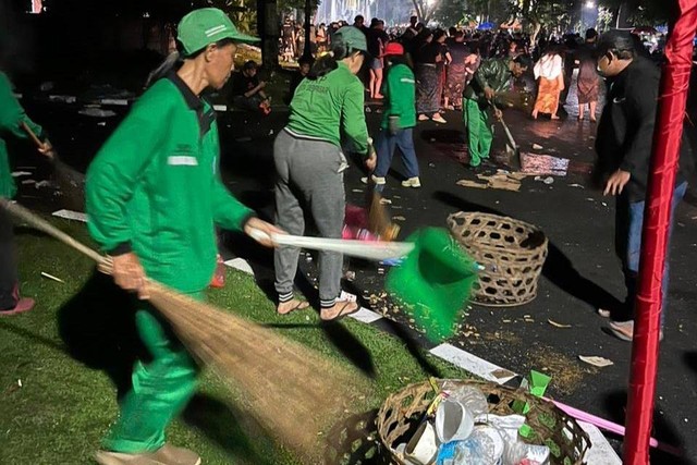 Petugas membersihkan sampah-sampah menyambut Nyepi di Kota Denpasar, Bali. Foto: Dok. Pemkot Denpasar