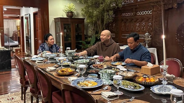 Prabowo makan bersama Titik Soeharto dan Didit Prabowo. Foto: Instagram/@prabowo