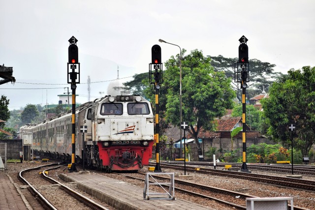 Rute Kereta Kutojaya Utara, foto hanya ilustrasi, bukan tempat sebenarnya: Unsplash/Haidan