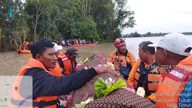 Petugas BPBD Kabupaten Tuban mengevakuasi jenazah Sutini (58) warga Desa Kanorejo, Kecamatan Rengel, Tuban menggunakan perahu karet akibat kebanjiran, Selasa (12/3/2024). Foto: Dok. BPBD Jatim