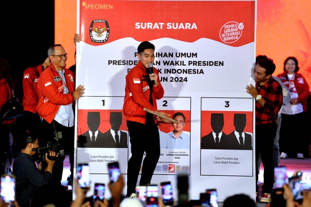 Ketua Umum Partai Solidaritas Indonesia (PSI) Kaesang Pangarep (tengah) menyampaikan orasi politiknya saat kampanye akbar di Denpasar, Bali, Senin (5/2/2024). Foto: Fikri Yusuf/ANTARA FOTO