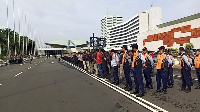 Polri turunkan 1.621 personel gabungan untuk amankan aksi massa di depan gedung MPR RI. Rabu (13/3). Foto: Dok. Humas polres metro jakpus