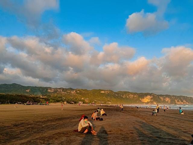 Pantai Jogja selain Gunung Kidul. Sumber: Unsplash/Lusia Komala Widiastuti