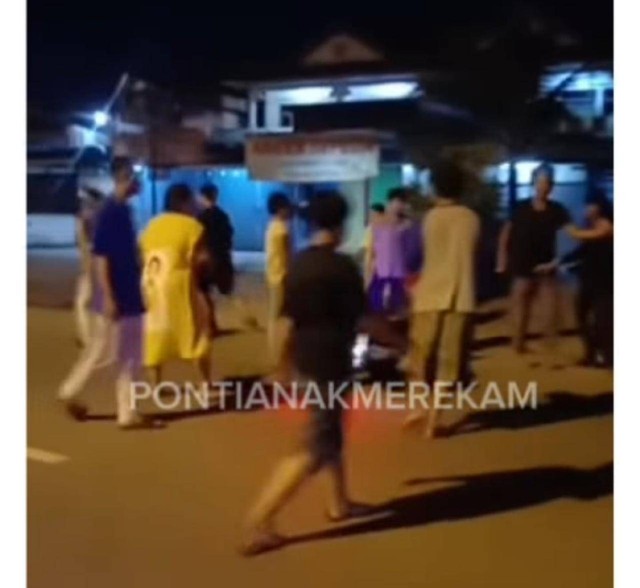 Aksi emak-emak berdaster ikut mengadang pembalap liar di Jalan 28 Oktober, Pontianak. Foto: Dok. Instagram @pontianakmerekam