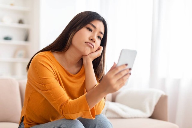 Ilustrasi pengguna dating apps alami kejadian buruk saat kencan online. Foto: Prostock-studio/Shutterstock