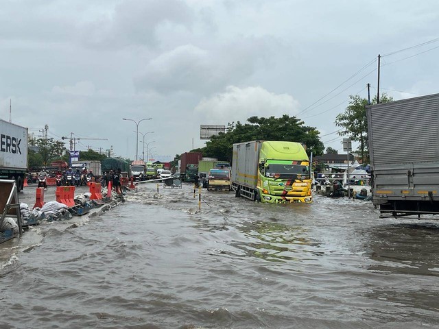 Banjir merendam Jalur Pantura tepatnya di Jalan Kaligawe-Terboyo Kota Semarang, Jawa Tengah. Foto: Intan Alliva/kumparan