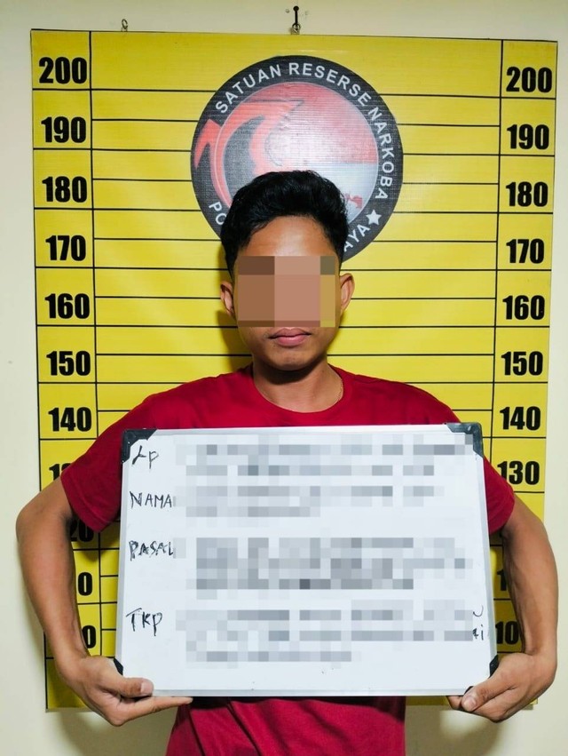 Pelaku pengedar sabu paket hemat seharga Rp 50 ribu yang berhasil diamankan Polres Kubu Raya. Foto: Dok, Polres Kubu Raya