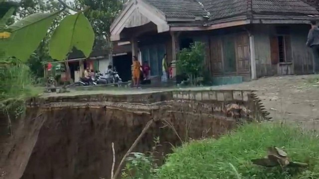 Kondisi tanah longsor di Desa Panolan, Kecamatan Kedungtuban, Kabupaten Blora, Jawa Tengah. Rabu (13/03/2024) (Aset: Istimewa)