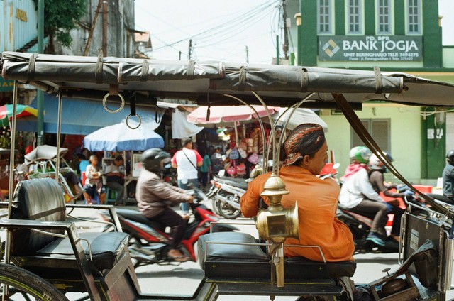 Pasar Sore Malioboro. Foto Hanya Ilustrasi, Bukan Tempat Sebenarnya. Sumber Unsplash Mark Chaves