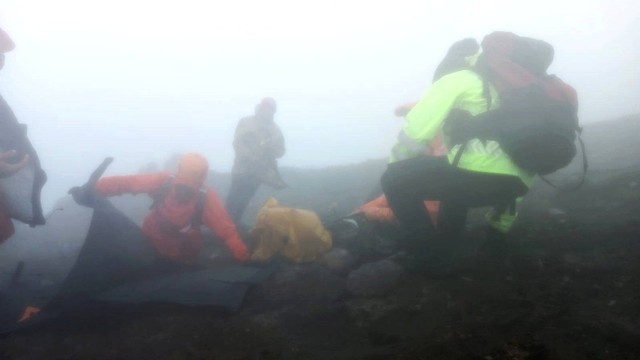 Tim SAR mengevakuasi pendaki ditemukan tewas di Gunung Agung, Bali. Foto: Basarnas Bali