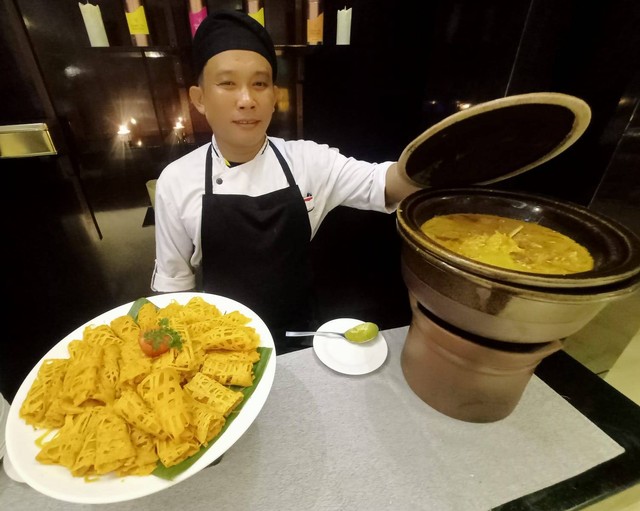 Roti jala kuah kari kambing untuk buka puasa. Foto: Masruroh/Basra